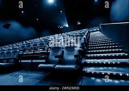 Fila vuota di posti a sedere in un cinema o in un teatro Foto Stock