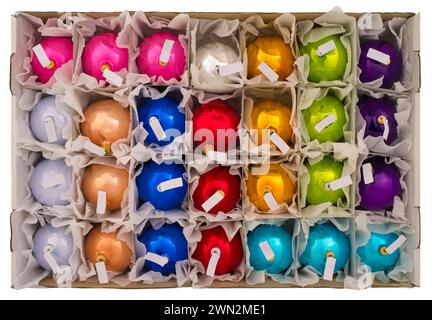 Sfere di Capodanno in una scatola su sfondo bianco con adesivi bianchi per scrivere il testo Foto Stock