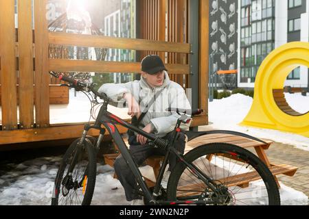 Noleggio biciclette. Un uomo cammina in bicicletta con il sole Foto Stock