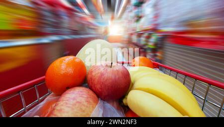 Spostare il carrello nel supermercato Foto Stock