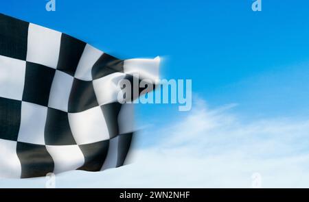 Primo piano della bandiera a scacchi contro il cielo blu Foto Stock