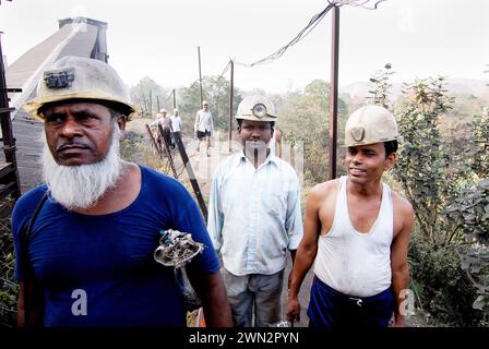 Il carbone rimane la principale fonte di energia in India, fornendo il 59% del fabbisogno aggregato del paese. Gli uomini, che estraggono le risorse per questa energia, lavorano e vivono in condizioni deplorevoli, con scarso accesso allo sviluppo che aiutano a costruire. I minatori continuano a faticare nelle miniere di carbone, lottando per la loro sopravvivenza quotidiana contro ogni previsione e condizioni di lavoro difficili. Bardhaman, Raniganj, Bengala Occidentale, India. Foto Stock