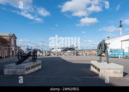 La vecchia e la nuova, l'attuale ammiraglia britannica HMS Queen Elizabeth dietro la HMS Victory di Nelson a Portsmouth, storico cantiere navale. Febbraio 2024. Foto Stock