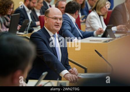 Staatsminister Albert Füracker, CSU. 12) Plenarsitzung des Bayerischen Landtags. Der bayerische Finanzminister Albert Füracker , CSU, am Rednerpult. München Bayern Deutschland *** Ministro di Stato Albert Füracker , CSU 12 sessione plenaria del Parlamento di Stato bavarese Albert Füracker , CSU, ministro delle finanze bavarese, presso il leggio Monaco Baviera Germania Copyright: XRolfxPossx Foto Stock