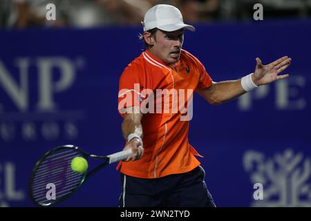 Acapulco, Messico. 28 febbraio 2024. Alex De Minaur, australiano, torna a casa durante la partita del 16° turno maschile contro Sebastian Ofner, austriaco, al torneo ATP Mexican Open 2024 di Acapulco, Messico, 28 febbraio 2024. Crediti: Francisco Canedo/Xinhua/Alamy Live News Foto Stock
