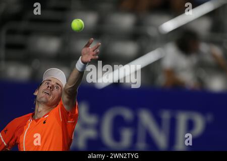 Acapulco, Messico. 28 febbraio 2024. Alex De Minaur dell'Australia partecipa al 16° turno maschile contro Sebastian Ofner dell'Austria al torneo ATP Mexican Open 2024 di Acapulco, Messico, 28 febbraio 2024. Crediti: Francisco Canedo/Xinhua/Alamy Live News Foto Stock