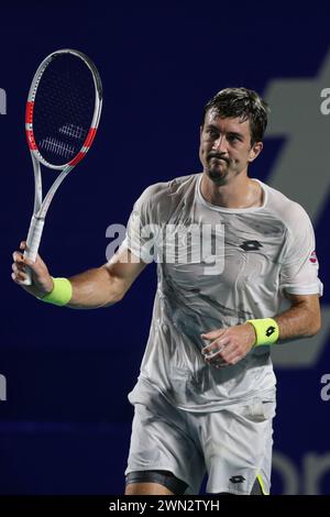 Acapulco, Messico. 28 febbraio 2024. Sebastian Ofner dell'Austria reagisce durante la partita del 16° turno maschile contro Alex De Minaur dell'Australia al torneo ATP Mexican Open 2024 ad Acapulco, Messico, 28 febbraio 2024. Crediti: Francisco Canedo/Xinhua/Alamy Live News Foto Stock