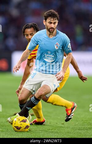 Jules Kounde del FC Barcelona compete per il pallone con Luca De la Torre del RC Celta de Vigo durante la Liga EA Sports match tra RC Celta de vi Foto Stock
