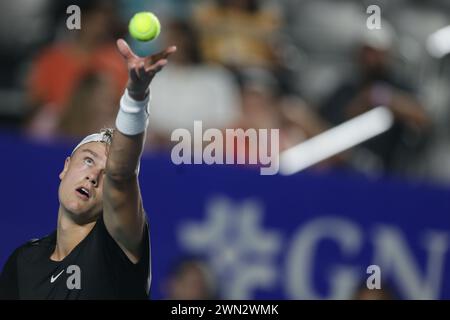 Acapulco, Messico. 28 febbraio 2024. La Holger Rune di Danimarca serve durante il turno maschile 16 match tra la Holger Rune di Danimarca e Aleksandar Kovacevic degli Stati Uniti al torneo ATP Mexican Open 2024 di Acapulco, Messico, 28 febbraio 2024. Crediti: Francisco Canedo/Xinhua/Alamy Live News Foto Stock