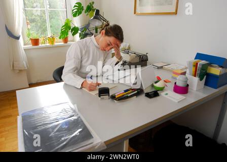 addetto alla reception o assistente d'ufficio per i medici in uno studio privato assistente d'ufficio per i medici in uno studio privato Foto Stock