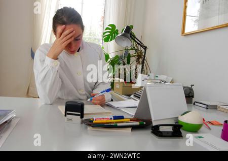 addetto alla reception o assistente d'ufficio per i medici in uno studio privato assistente d'ufficio per i medici in uno studio privato Foto Stock