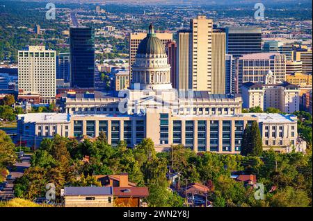 Edificio del Campidoglio dello Utah con lo skyline di Salt Lake City sullo sfondo. Foto Stock