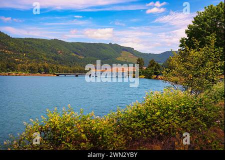 Dexter Reservoir con Lowell Covered Bridge in Oregon, USA Foto Stock