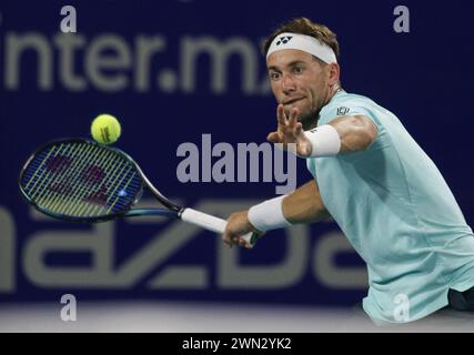 Acapulco, Messico. 28 febbraio 2024. Casper Ruud di Norvegia torna al secondo turno maschile contro Dusan Lajovic di Serbia al torneo ATP Mexican Open 2024 di Acapulco, Messico, 28 febbraio 2024. Crediti: Francisco Canedo/Xinhua/Alamy Live News Foto Stock