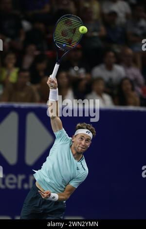 Acapulco, Messico. 28 febbraio 2024. Casper Ruud di Norvegia serve durante la partita del secondo turno maschile contro Dusan Lajovic di Serbia al torneo di tennis ATP Mexican Open 2024 ad Acapulco, Messico, 28 febbraio 2024. Crediti: Francisco Canedo/Xinhua/Alamy Live News Foto Stock