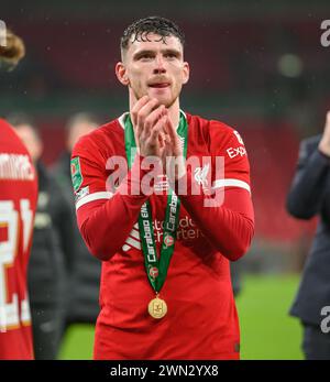 25 febbraio 2024 - Chelsea contro Liverpool - finale della Carabao Cup - Wembley Stadium Andy Robertson del Liverpool applaude i tifosi dopo la Carabao Cup 2024. Fig Foto Stock