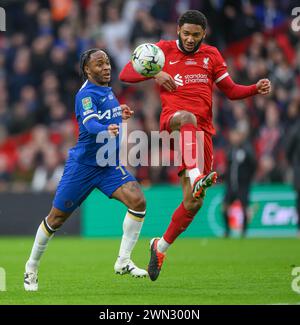 25 febbraio 2024 - Chelsea contro Liverpool - finale della Carabao Cup - Wembley Stadium Liverpool's Joe Gomez e Chelsea's Raheem Sterling in azione. Fig.: Segnare il dolore Foto Stock