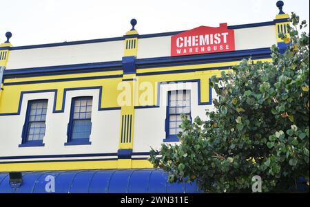 Facciata blu, bianca e gialla del Chemist Warehouse di Geraldton, Australia Occidentale Foto Stock