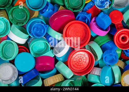 Vari tappi a vite e tappi in plastica per il riciclaggio Foto Stock