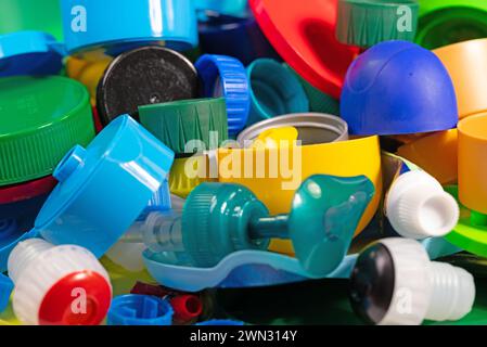 Vari tappi a vite e tappi in plastica per il riciclaggio Foto Stock