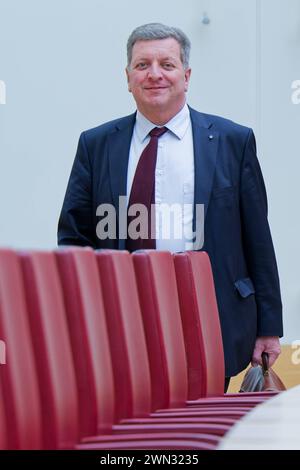 Staatsminister Christian Bernreiter, CSU. 12) Plenarsitzung des Bayerischen Landtags. Christian Bernreiter, Staatsminister für Wohnen, Bau und Verkehr , in der Regierungsbank. München Bayern Deutschland *** Ministro di Stato Christian Bernreiter , CSU 12 sessione plenaria del Parlamento di Stato bavarese Christian Bernreiter, Ministro aggiunto per l'edilizia abitativa, l'edilizia e i trasporti , sul banco di governo Monaco di Baviera Germania Copyright: XRolfxPossx Foto Stock