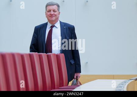 Staatsminister Christian Bernreiter, CSU. 12) Plenarsitzung des Bayerischen Landtags. Christian Bernreiter, Staatsminister für Wohnen, Bau und Verkehr , in der Regierungsbank. München Bayern Deutschland *** Ministro di Stato Christian Bernreiter , CSU 12 sessione plenaria del Parlamento di Stato bavarese Christian Bernreiter, Ministro aggiunto per l'edilizia abitativa, l'edilizia e i trasporti , sul banco di governo Monaco di Baviera Germania Copyright: XRolfxPossx Foto Stock