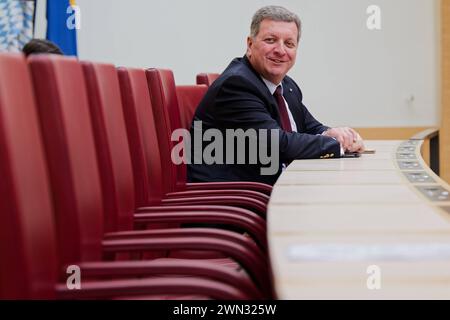Staatsminister Christian Bernreiter, CSU. 12) Plenarsitzung des Bayerischen Landtags. Christian Bernreiter, Staatsminister für Wohnen, Bau und Verkehr , in der Regierungsbank. München Bayern Deutschland *** Ministro di Stato Christian Bernreiter , CSU 12 sessione plenaria del Parlamento di Stato bavarese Christian Bernreiter, Ministro aggiunto per l'edilizia abitativa, l'edilizia e i trasporti , sul banco di governo Monaco di Baviera Germania Copyright: XRolfxPossx Foto Stock