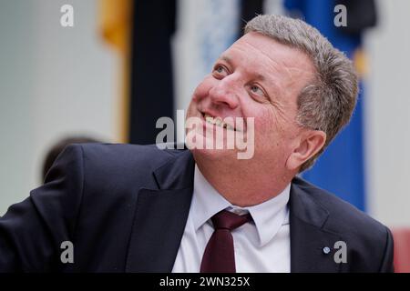 Staatsminister Christian Bernreiter, CSU. 12) Plenarsitzung des Bayerischen Landtags. Christian Bernreiter, Staatsminister für Wohnen, Bau und Verkehr , in der Regierungsbank. München Bayern Deutschland *** Ministro di Stato Christian Bernreiter , CSU 12 sessione plenaria del Parlamento di Stato bavarese Christian Bernreiter, Ministro aggiunto per l'edilizia abitativa, l'edilizia e i trasporti , sul banco di governo Monaco di Baviera Germania Copyright: XRolfxPossx Foto Stock