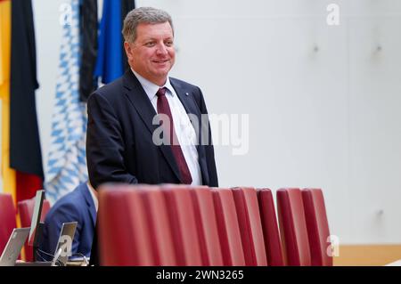 Staatsminister Christian Bernreiter, CSU. 12) Plenarsitzung des Bayerischen Landtags. Christian Bernreiter, Staatsminister für Wohnen, Bau und Verkehr , in der Regierungsbank. München Bayern Deutschland *** Ministro di Stato Christian Bernreiter , CSU 12 sessione plenaria del Parlamento di Stato bavarese Christian Bernreiter, Ministro aggiunto per l'edilizia abitativa, l'edilizia e i trasporti , sul banco di governo Monaco di Baviera Germania Copyright: XRolfxPossx Foto Stock