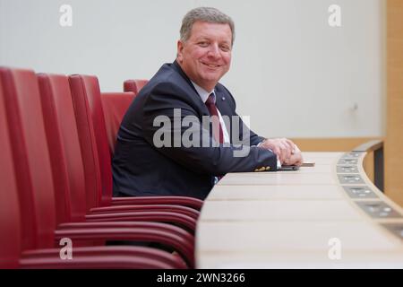 Staatsminister Christian Bernreiter, CSU. 12) Plenarsitzung des Bayerischen Landtags. Christian Bernreiter, Staatsminister für Wohnen, Bau und Verkehr , in der Regierungsbank. München Bayern Deutschland *** Ministro di Stato Christian Bernreiter , CSU 12 sessione plenaria del Parlamento di Stato bavarese Christian Bernreiter, Ministro aggiunto per l'edilizia abitativa, l'edilizia e i trasporti , sul banco di governo Monaco di Baviera Germania Copyright: XRolfxPossx Foto Stock