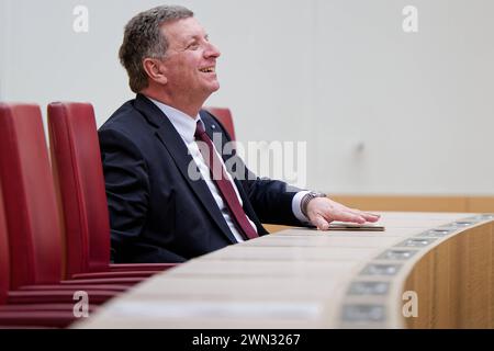 Staatsminister Christian Bernreiter, CSU. 12) Plenarsitzung des Bayerischen Landtags. Christian Bernreiter, Staatsminister für Wohnen, Bau und Verkehr , in der Regierungsbank. München Bayern Deutschland *** Ministro di Stato Christian Bernreiter , CSU 12 sessione plenaria del Parlamento di Stato bavarese Christian Bernreiter, Ministro aggiunto per l'edilizia abitativa, l'edilizia e i trasporti , sul banco di governo Monaco di Baviera Germania Copyright: XRolfxPossx Foto Stock