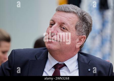 Staatsminister Christian Bernreiter, CSU. 12) Plenarsitzung des Bayerischen Landtags. Christian Bernreiter, Staatsminister für Wohnen, Bau und Verkehr , in der Regierungsbank. München Bayern Deutschland *** Ministro di Stato Christian Bernreiter , CSU 12 sessione plenaria del Parlamento di Stato bavarese Christian Bernreiter, Ministro aggiunto per l'edilizia abitativa, l'edilizia e i trasporti , sul banco di governo Monaco di Baviera Germania Copyright: XRolfxPossx Foto Stock