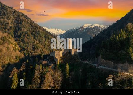 Storico castello di Zilkale (Zil Kale) situato a Camlıhemsin, Rize e Kackar Mountains sullo sfondo Foto Stock