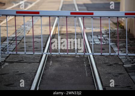 29 febbraio 2024, Sassonia-Anhalt, Halle (Saale): Una barriera a un deposito Hallesche Verkehrs-AG (HAVAG) viene chiusa durante uno sciopero di allerta. Il sindacato Verdi aveva invitato i dipendenti del settore dei trasporti pubblici in diversi stati federali a fare uno sciopero di avvertimento nella disputa salariale nazionale in corso nei negoziati regionali. Foto: Jan Woitas/dpa Foto Stock