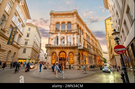 Vienna, Austria. Entrata del famoso 'Cafe Central', una delle caffetterie tradizionali piu' antiche di Vienna Foto Stock