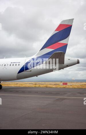 Isola di Baltra, Ecuador - 12 luglio 2023: Coda di un Airbus A319 Latam Airlines sulla pista dell'aeroporto ecologico Seymour Galapagos. Foto Stock