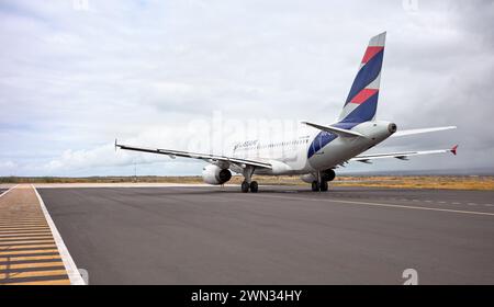 Isola di Baltra, Ecuador - 12 luglio 2023: Airbus A319 LATAM Airlines sulla pista dell'aeroporto ecologico Seymour Galapagos. Foto Stock