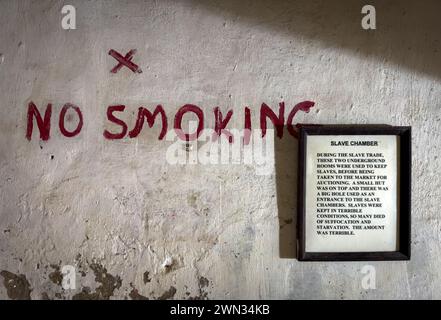 Informazioni al di fuori delle camere degli schiavi nel vecchio mercato degli schiavi, Stone Town, Zanzibar, Tanzania. Foto Stock