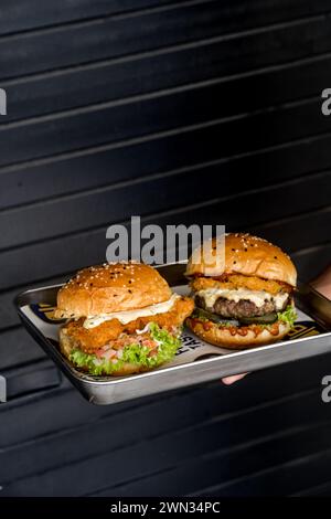 due hamburger in un vassoio di fronte alla porta del garage Foto Stock