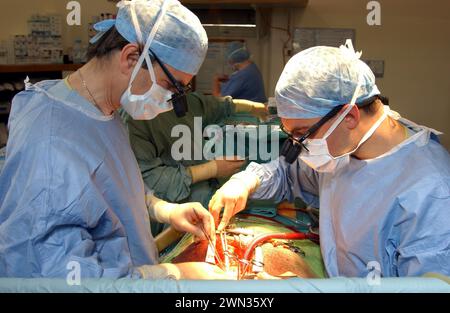 Il chirurgo Cirro Campanella, a sinistra, esegue un intervento chirurgico a cuore aperto presso l'Edinburgh Royal Infirmary, in Scozia. Foto Stock