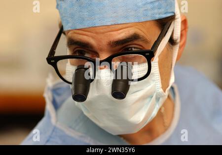 Il chirurgo Cirro Campanella, a sinistra, esegue un intervento chirurgico a cuore aperto presso l'Edinburgh Royal Infirmary, in Scozia. Foto Stock