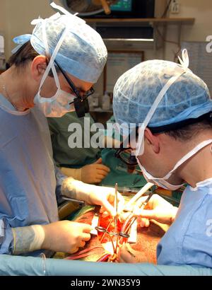Il chirurgo Cirro Campanella, a sinistra, esegue un intervento chirurgico a cuore aperto presso l'Edinburgh Royal Infirmary, in Scozia. Foto Stock