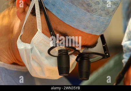 Il chirurgo Cirro Campanella, a sinistra, esegue un intervento chirurgico a cuore aperto presso l'Edinburgh Royal Infirmary, in Scozia. Foto Stock