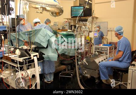 Il chirurgo Cirro Campanella, a sinistra, esegue un intervento chirurgico a cuore aperto presso l'Edinburgh Royal Infirmary, in Scozia. Foto Stock