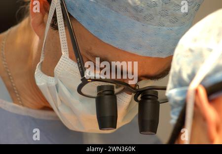 Il chirurgo Cirro Campanella, a sinistra, esegue un intervento chirurgico a cuore aperto presso l'Edinburgh Royal Infirmary, in Scozia. Foto Stock