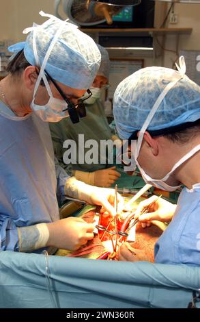 Il chirurgo Cirro Campanella, a sinistra, esegue un intervento chirurgico a cuore aperto presso l'Edinburgh Royal Infirmary, in Scozia. Foto Stock