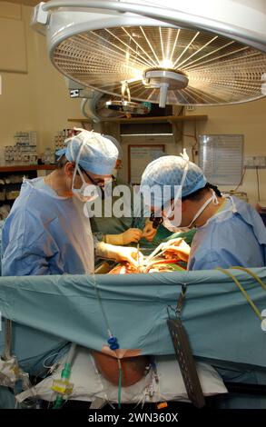 Il chirurgo Cirro Campanella, a sinistra, esegue un intervento chirurgico a cuore aperto presso l'Edinburgh Royal Infirmary, in Scozia. Foto Stock