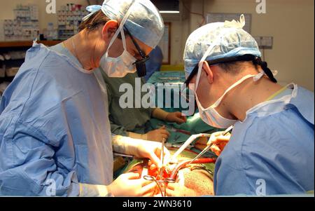 Il chirurgo Cirro Campanella, a sinistra, esegue un intervento chirurgico a cuore aperto presso l'Edinburgh Royal Infirmary, in Scozia. Foto Stock