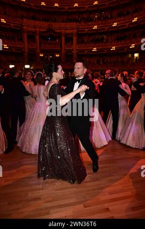 Michael Kretschmer mit Partnerin Annett Hofmann beim 16. SemperOpernball 2024 in der Semperoper. Dresda, 23.02.2024 Foto Stock