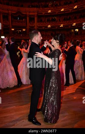 Michael Kretschmer mit Partnerin Annett Hofmann beim 16. SemperOpernball 2024 in der Semperoper. Dresda, 23.02.2024 Foto Stock